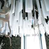 ...e lampadari a forma di scimmiette che pendono dal soffitto
